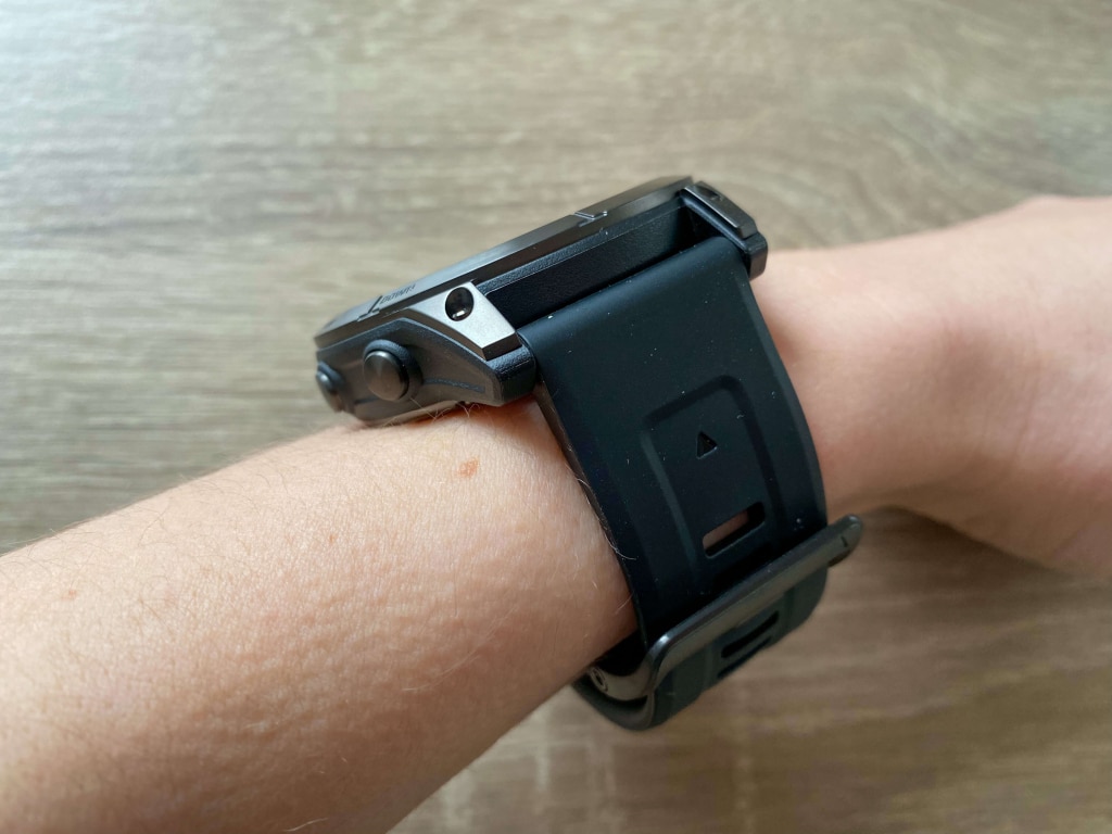 Zegarek posiada silikonowy pasek