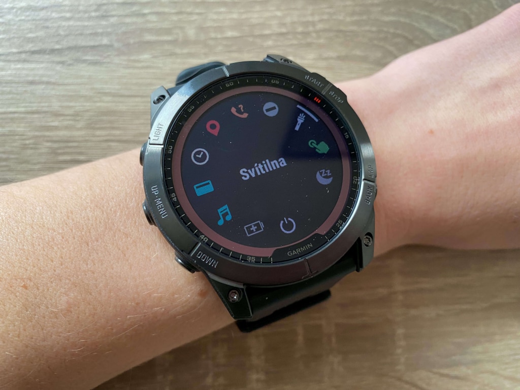 Latarkę można łatwo uruchomić w menu głównym