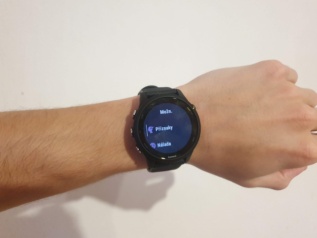 Zegarek umożliwia rejestrowanie komplikacji cyklu