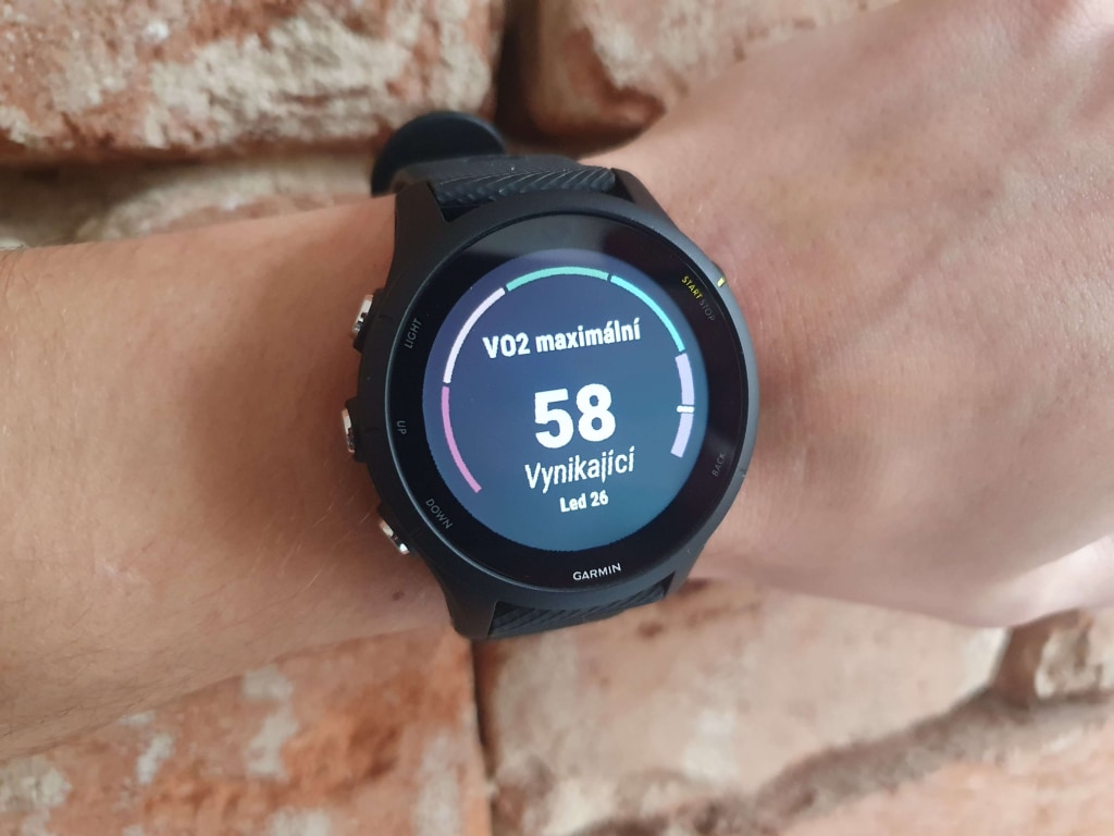 Zegarek może mierzyć VO2 max zarówno podczas biegu normalnego, jak i trailowego.