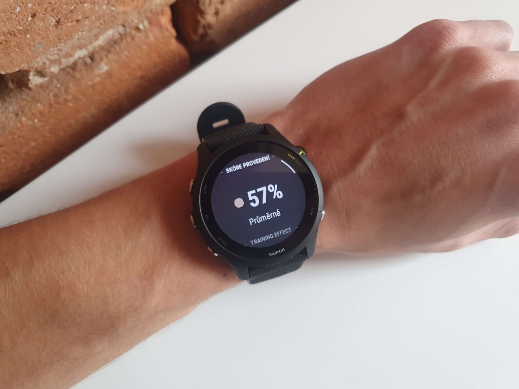 Po opanowaniu dziennych zaleceń zegarek podaje wskaźnik ukończenia celu