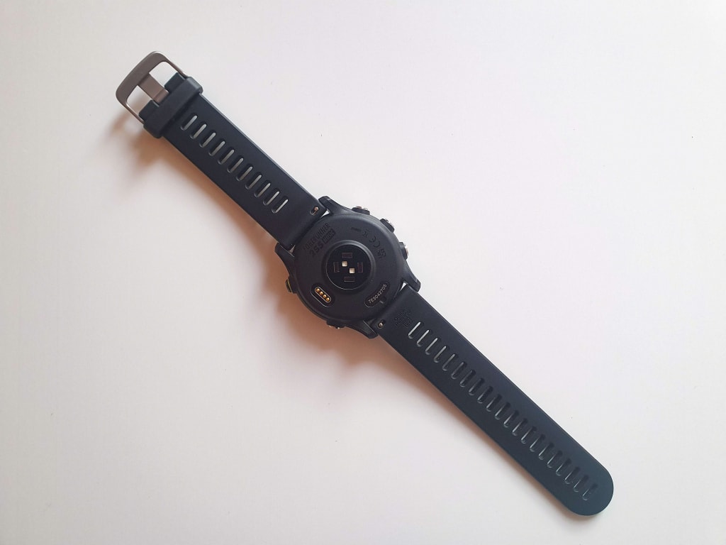 Na odwrocie znajdziemy między innymi nazwę zegarka i jego numer seryjny