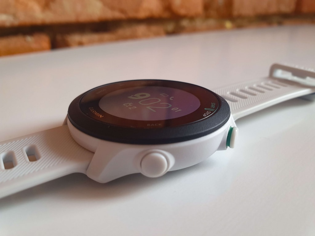 Wystający przycisk Start/Stop jest tradycyjnie pozytywny