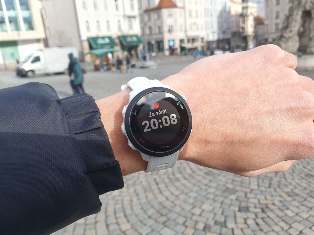 Powiadomieniom towarzyszy dźwięk, wibracja i komunikat na wyświetlaczu