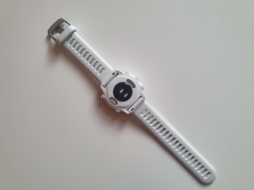 Tył zegarka ma typowy układ