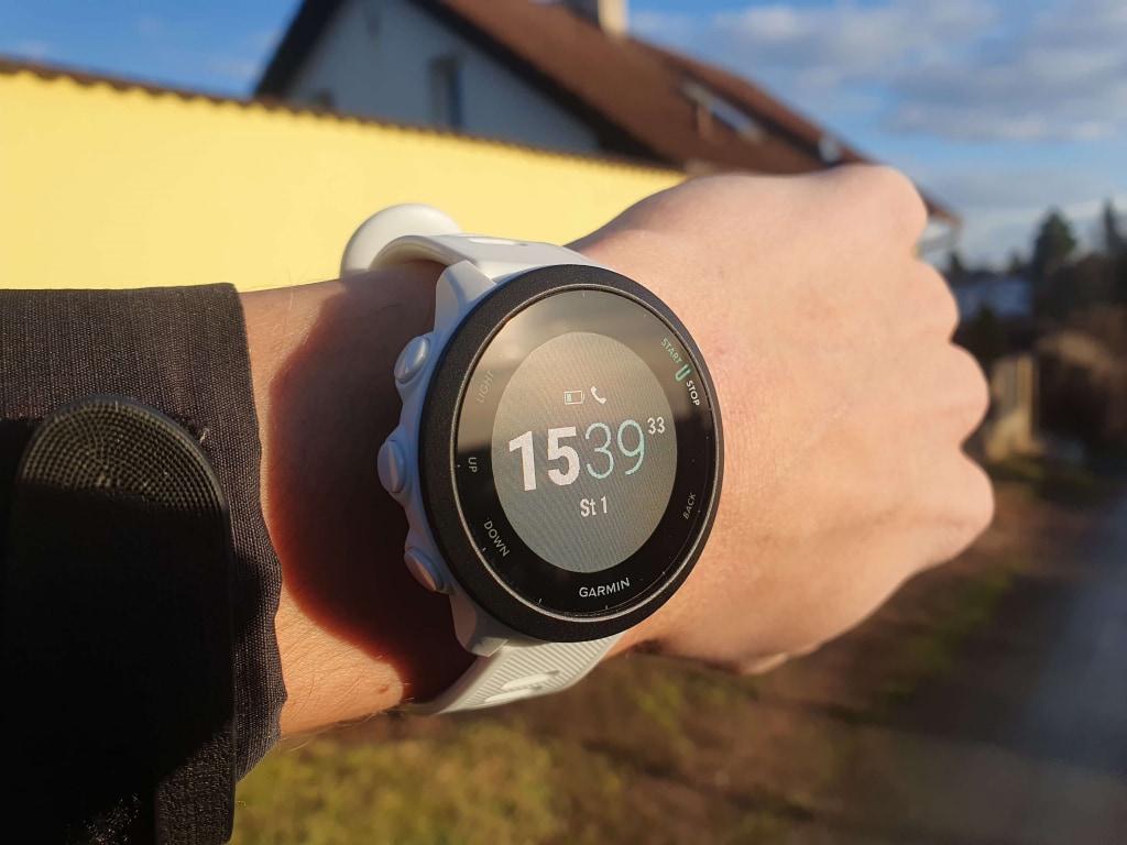 Tarcza zegarka jest dobrze widoczna nawet w bezpośrednim świetle słonecznym