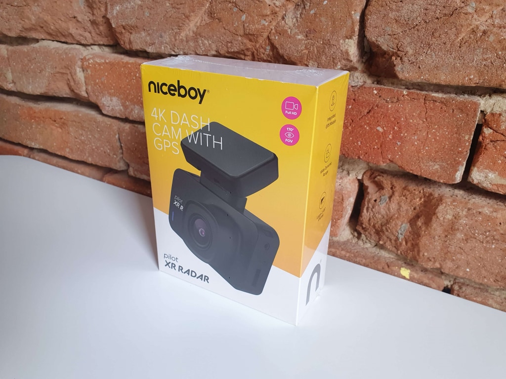 Opakowanie kamery samochodowej jest dość duże