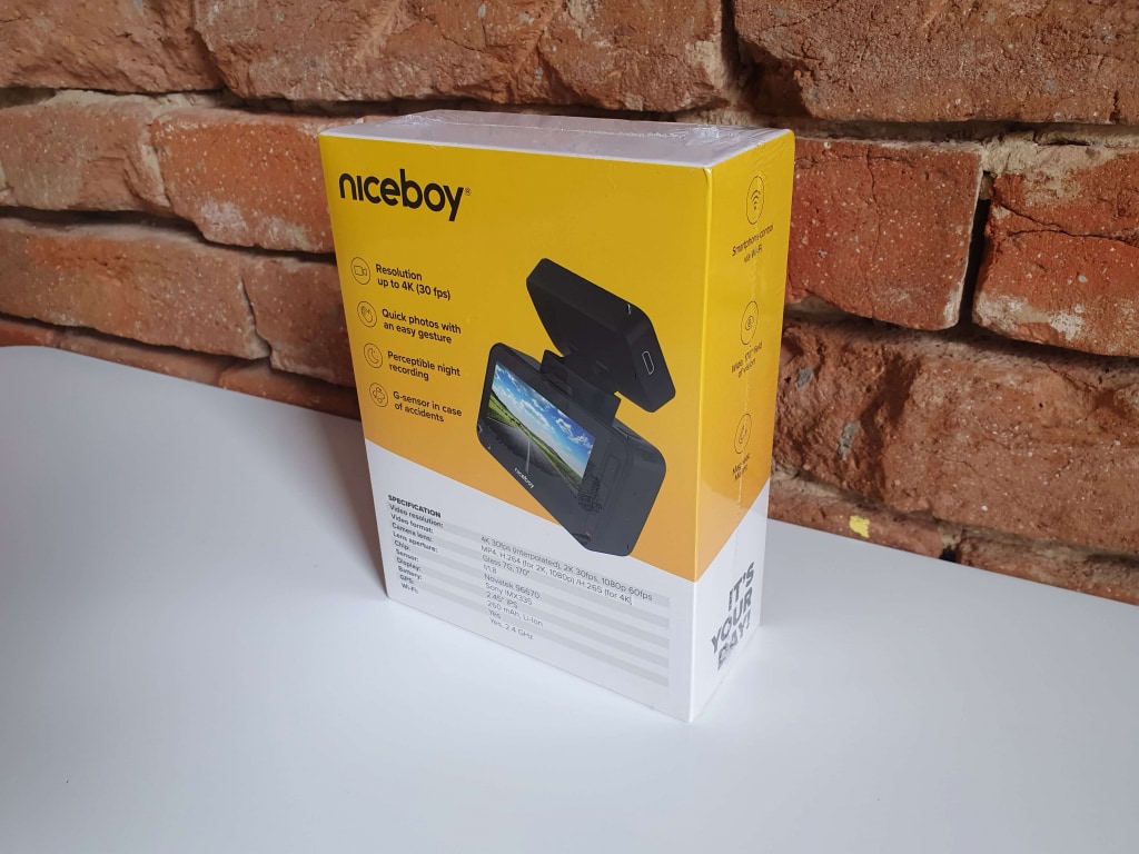 Przyciągająca wzrok grafika informuje o podstawowych funkcjach kamerki