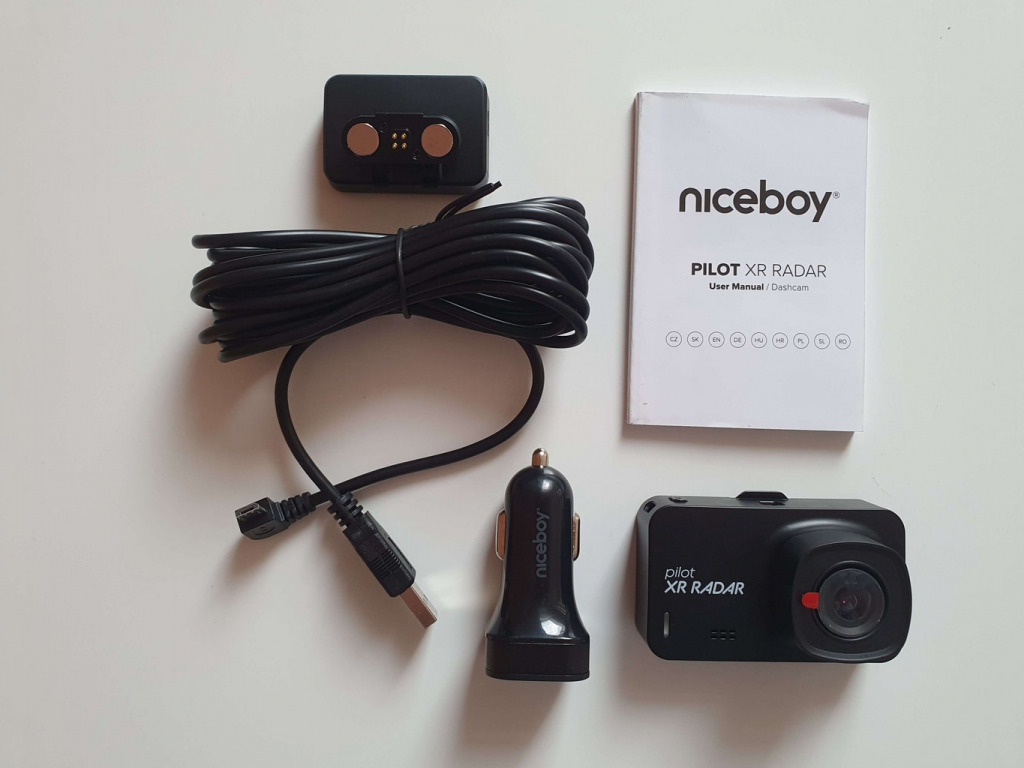 Opakowanie kamery samochodowej zawiera minimum akcesoriów