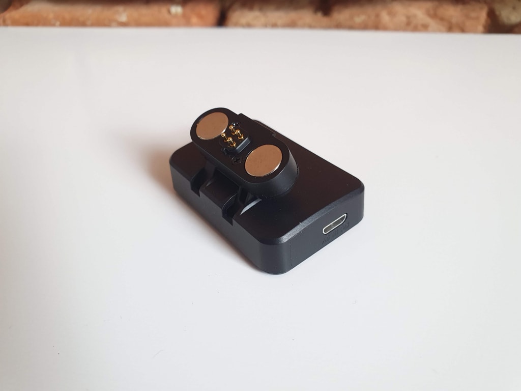 Magnety jsou dost silné na to, aby udMagnesy są wystarczająco silne, aby utrzymać kamerę nawet podczas jazdy po wybojachržely kameru i během jízdy nerovnostmi