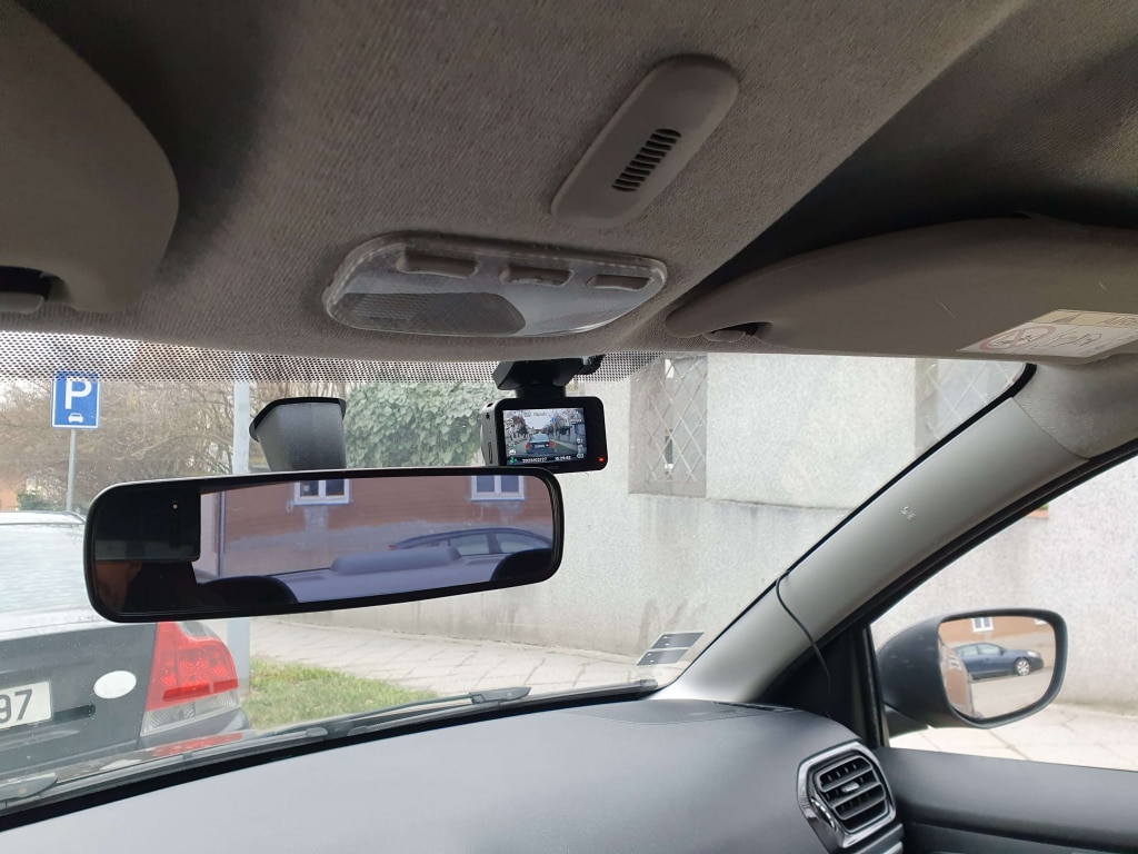 Kabel zasilający można ukryć pod osłoną przedniej szyby