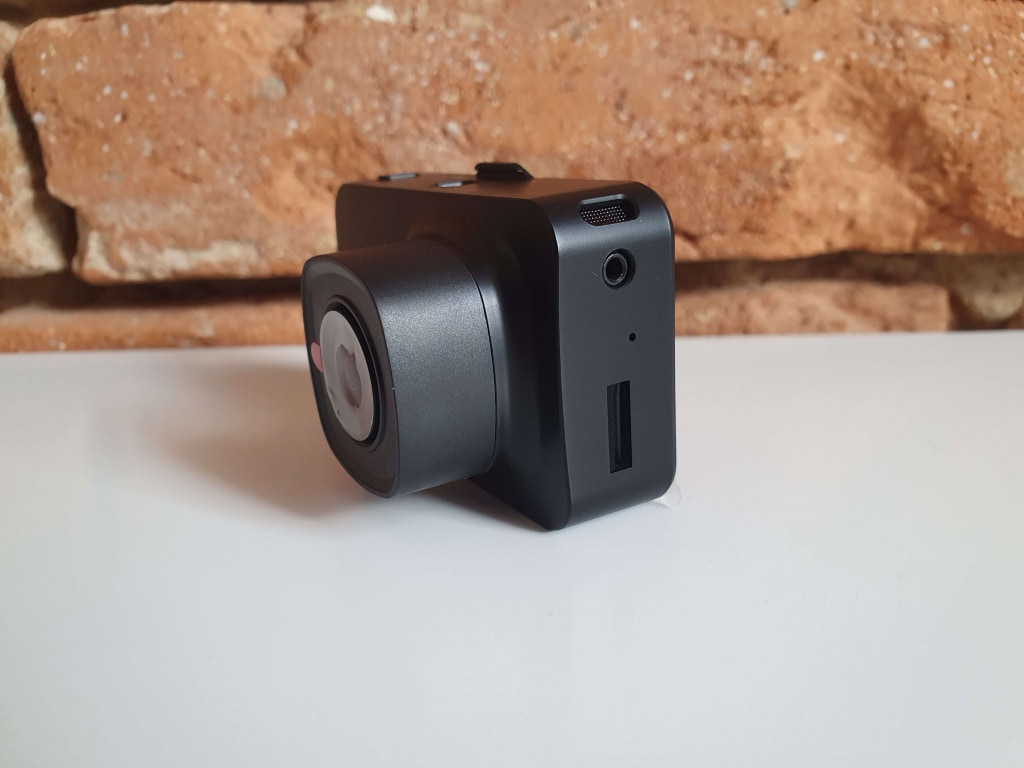 Gniazdo karty microSD jest łatwo dostępne, nawet gdy kamera jest zamontowana na szybie