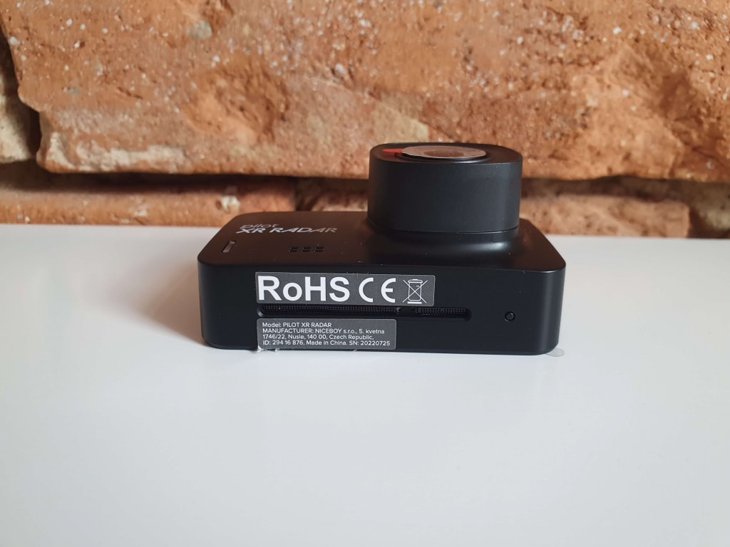 Spód kamery zawiera między innymi przycisk resetowania