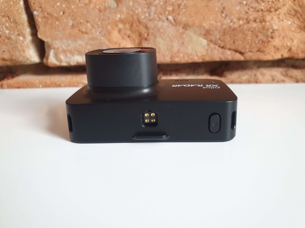 Prostokątne ukształtowanie części łączącej kamerę z uchwytem służy jako zabezpieczenie