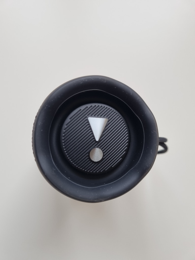 Pasywne radiatory basów po bokach głośnika