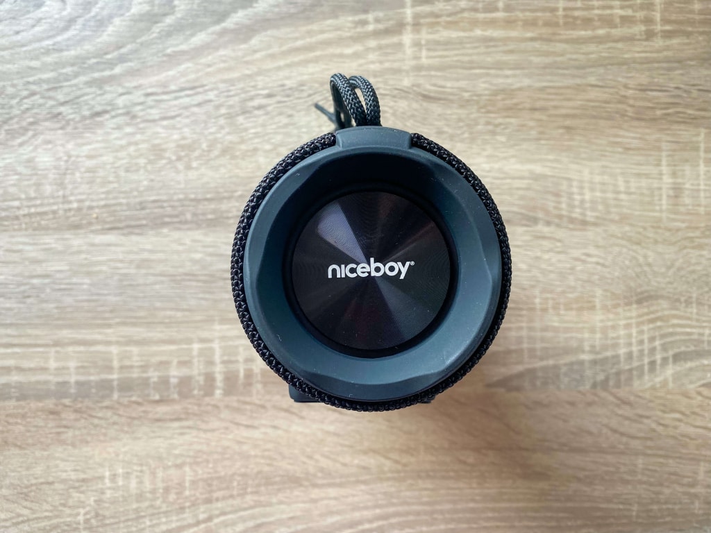 Po bokach głośnika znajdują się dwa przetworniki