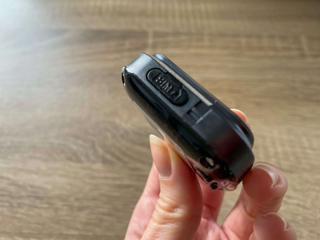 Gniazdo karty SIM znajduje się po prawej stronie