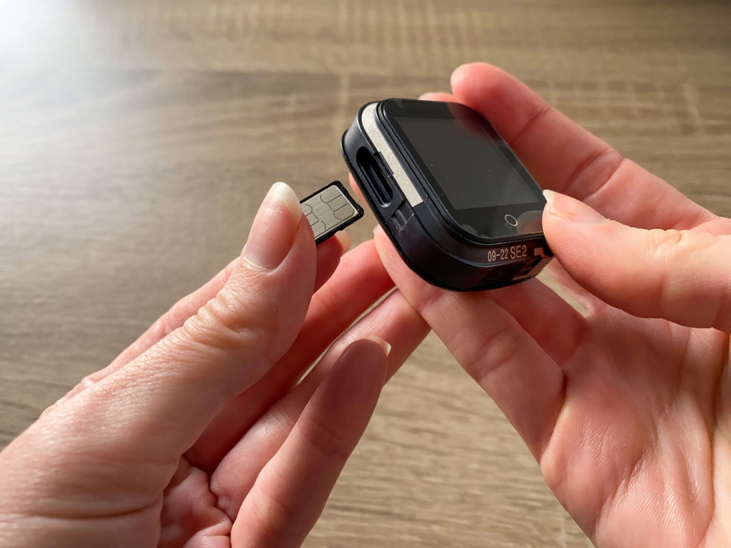 Włóż kartę SIM chipem w kierunku wyświetlacza