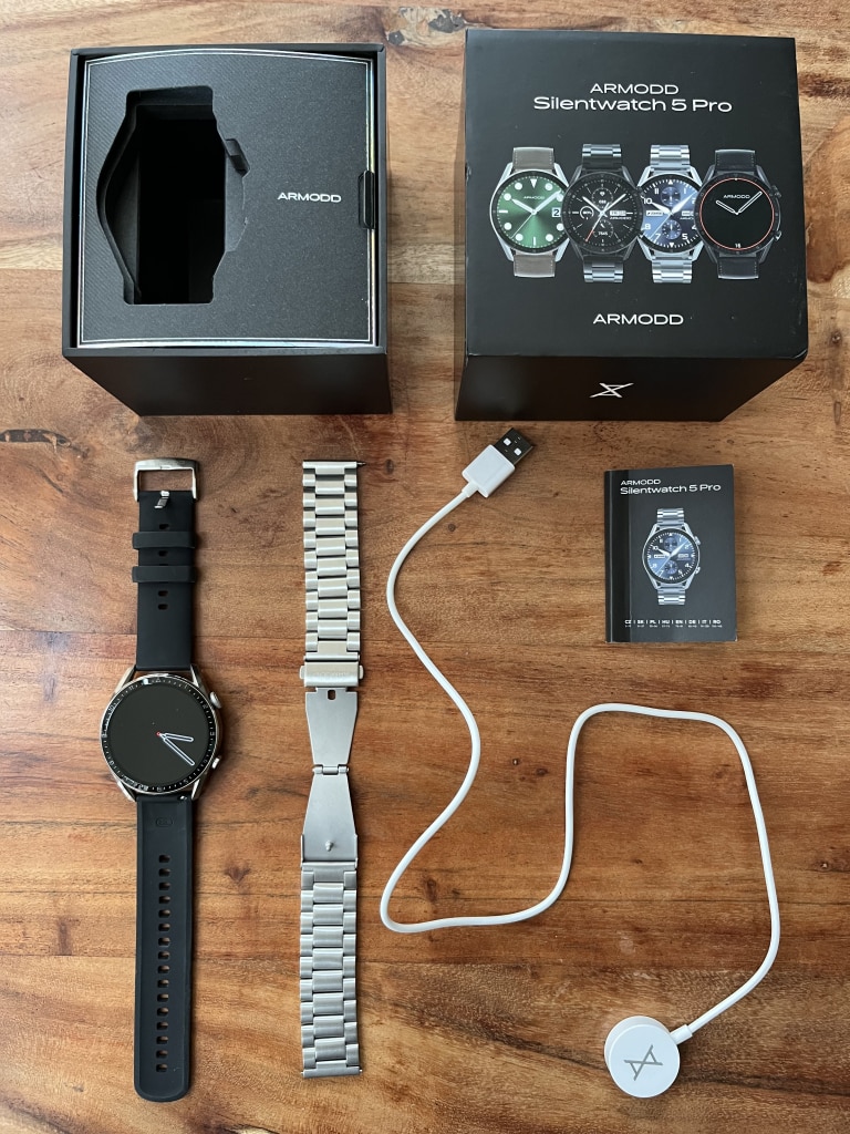 Wymienny pasek i kabel do ładowania w zestawie