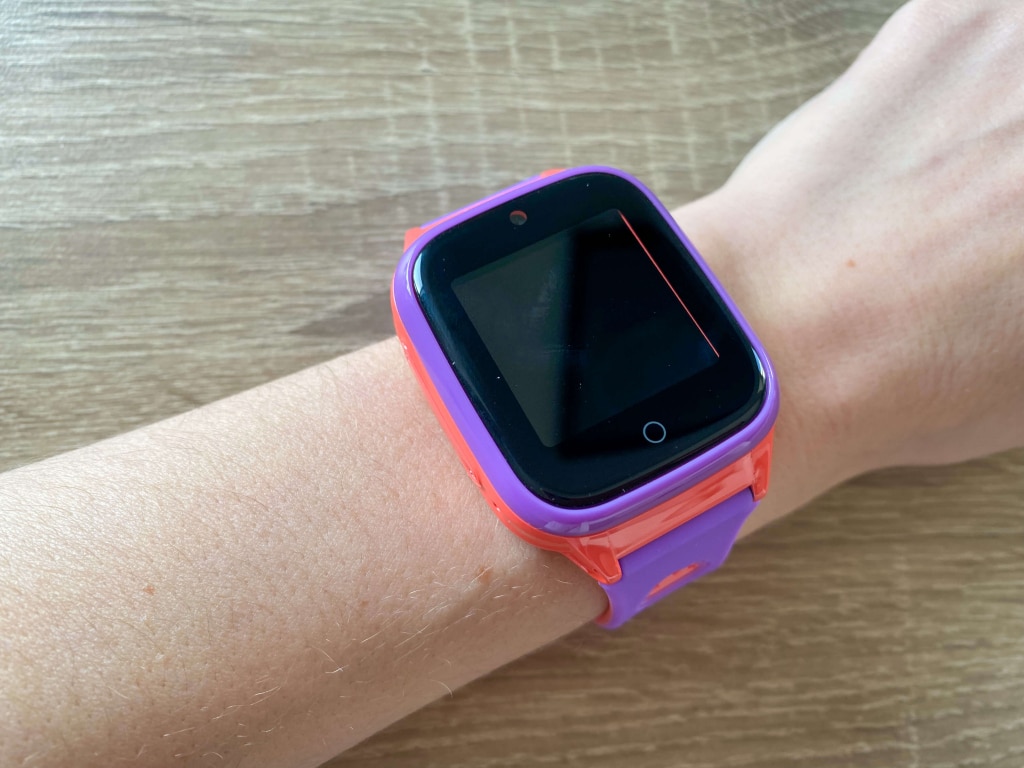 Zegarek na nadgarstku dorosłej kobiety