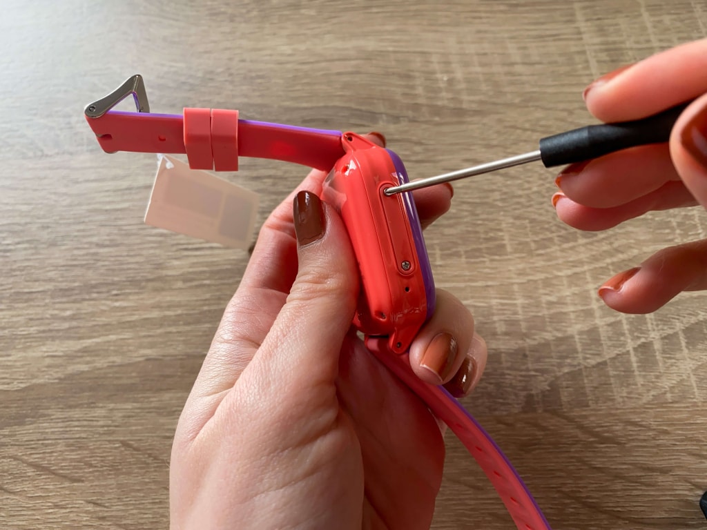 Użyj dołączonego śrubokręta