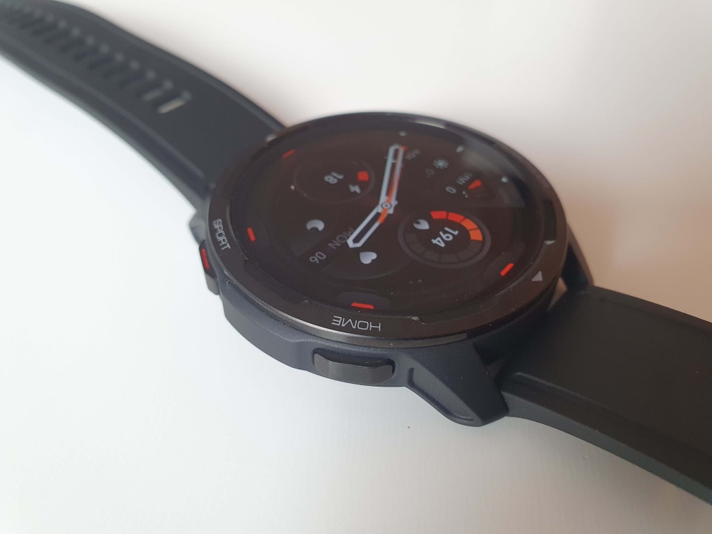 Stosunkowo prosty design uzupełniają subtelne elementy dekoracyjne