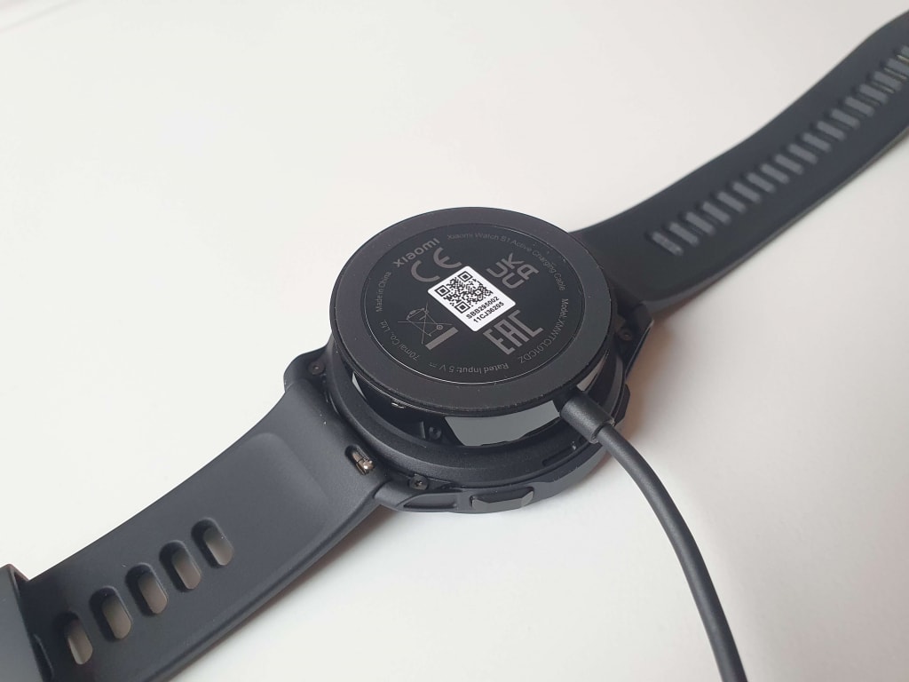 Połączenie magnetyczne między zegarkiem a ładowarką jest dość silne