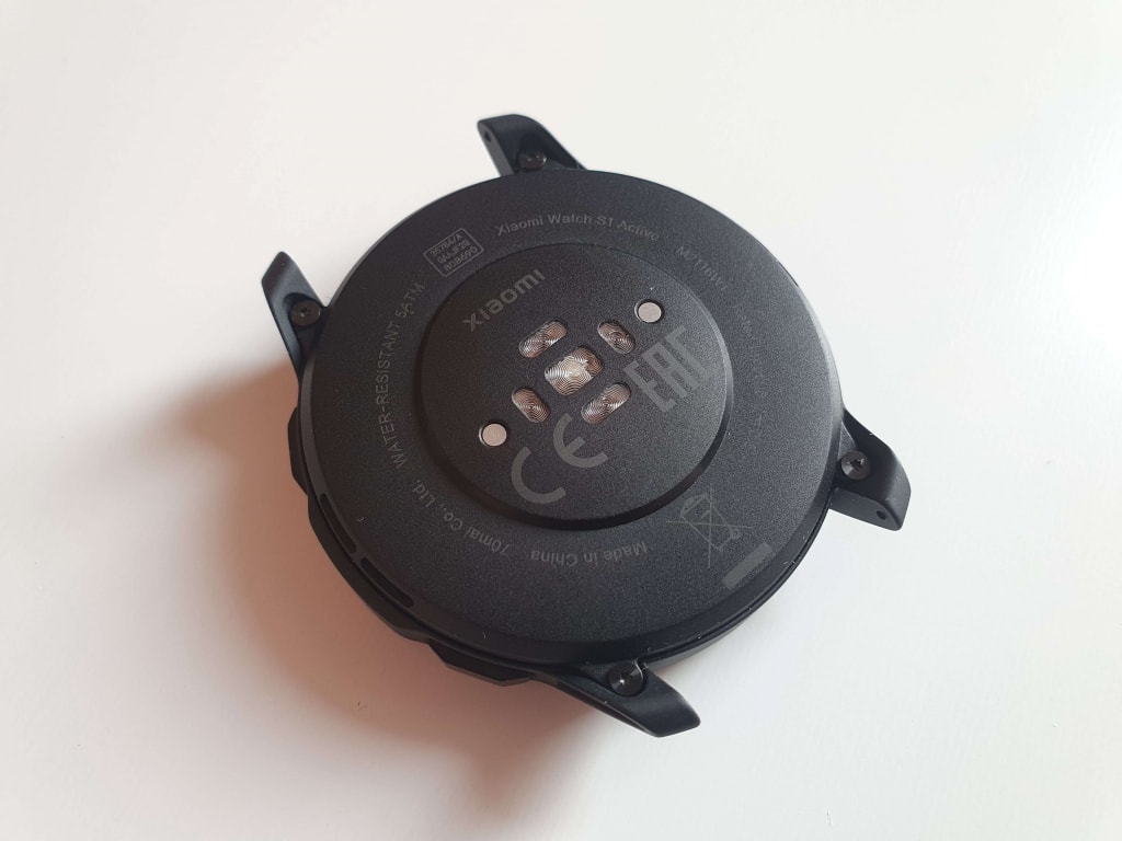 Czujniki dominują z tyłu zegarka