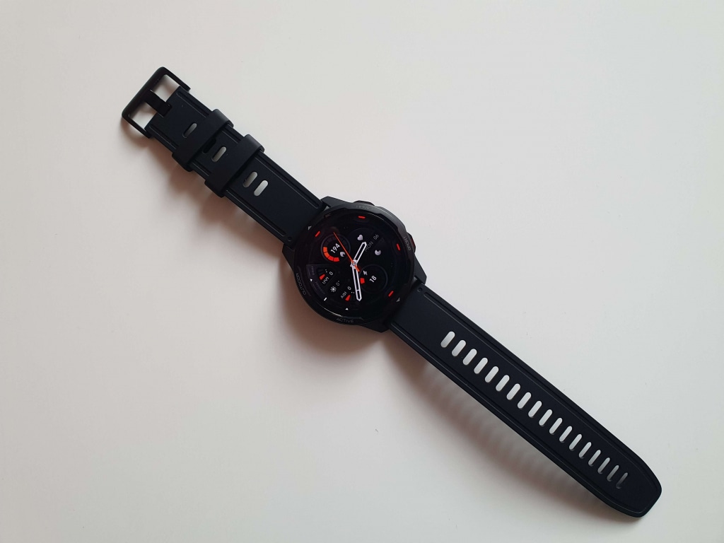 Xiaomi Watch S1 Active vypadají na první pohled robustně