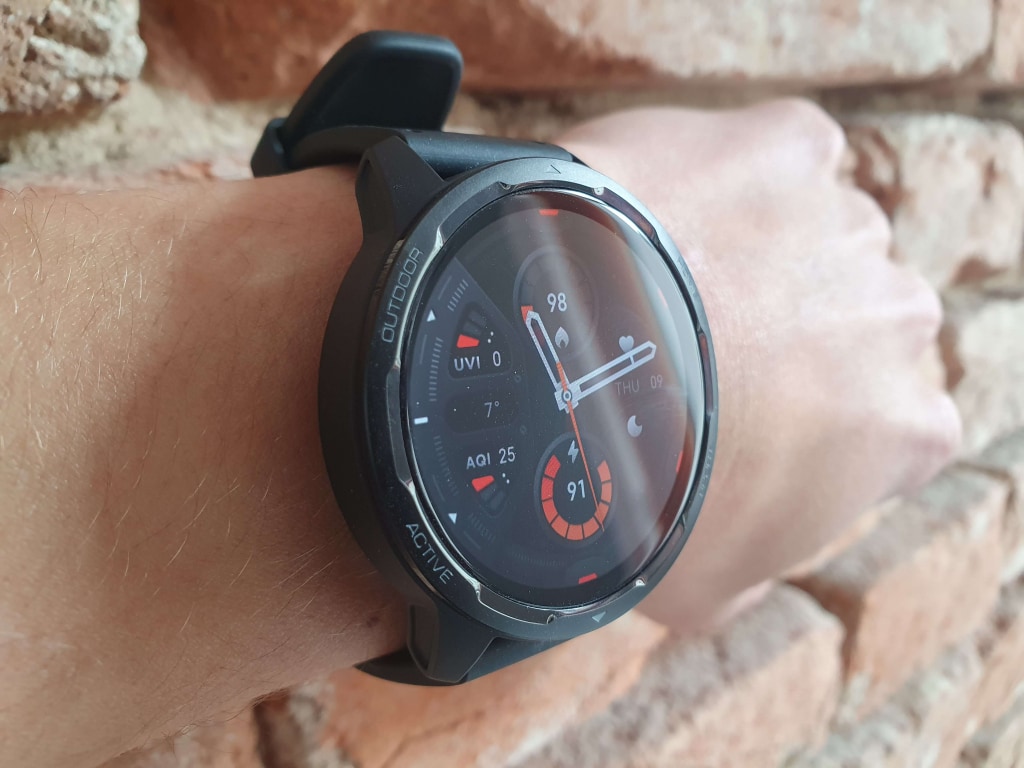 Czarna obwódka wokół tarczy łączy błyszczące i matowe elementy