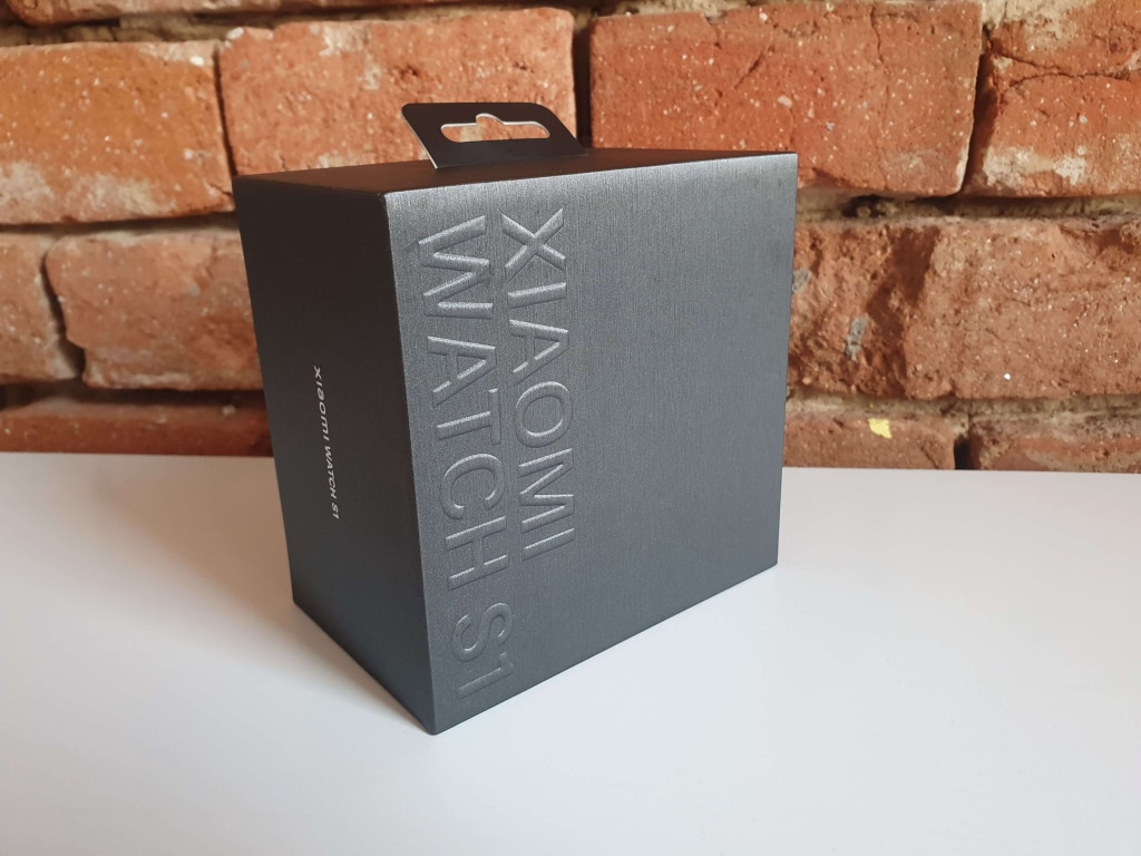 Design opakowania jest minimalistyczny i przywodzi na myśl jakość premium