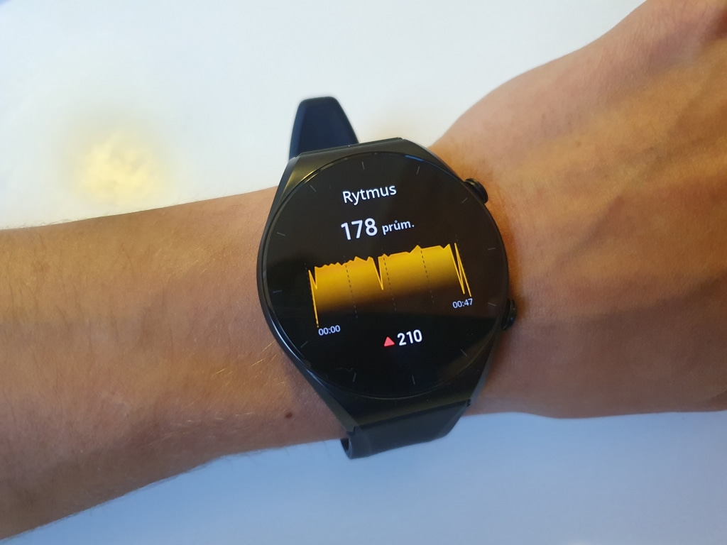 Zegarek uwzględnia liczbę kroków na minutę jako kadencję