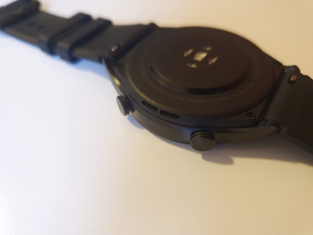 Tył zegarka wykonany jest z tworzywa sztucznego