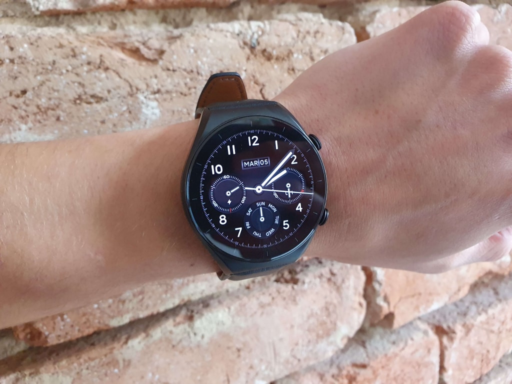 Luneta jest wyposażona w znaczniki dla każdej godziny tarczy