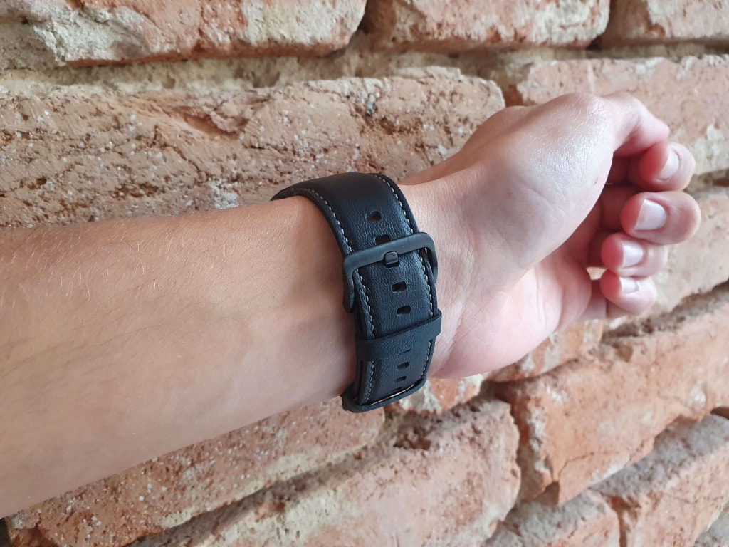 Skórzany pasek jest wygodny i odpowiedni dla grubszych nadgarstków