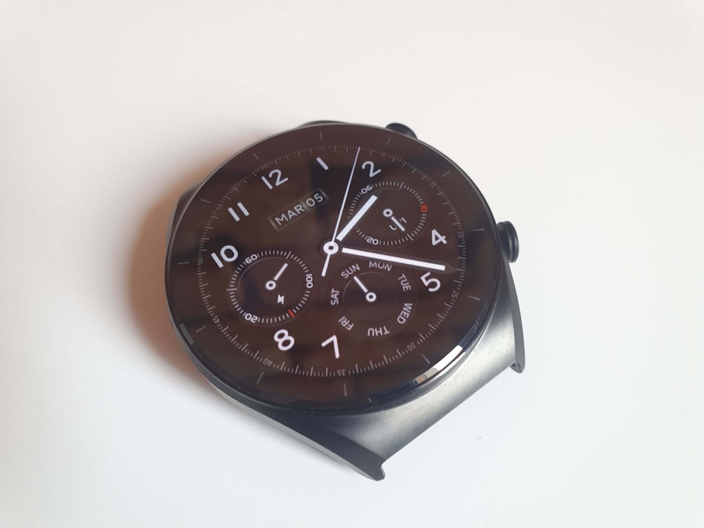 Stalowa obudowa zegarka wygląda na wytrzymałą