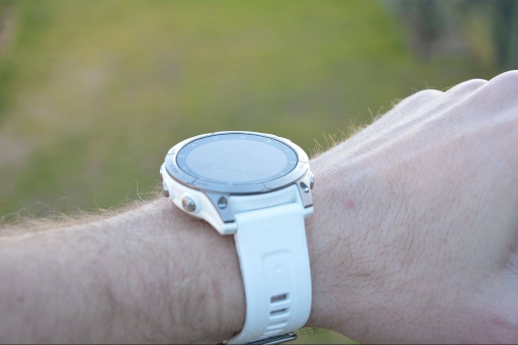 Zegarek wygląda dominująco, ale elegancko na nadgarstku