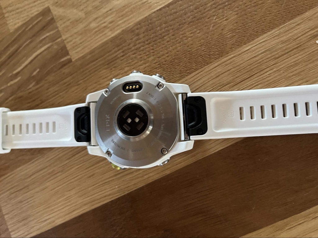 Wszystkie czujniki znajdują się na spodzie zegarka