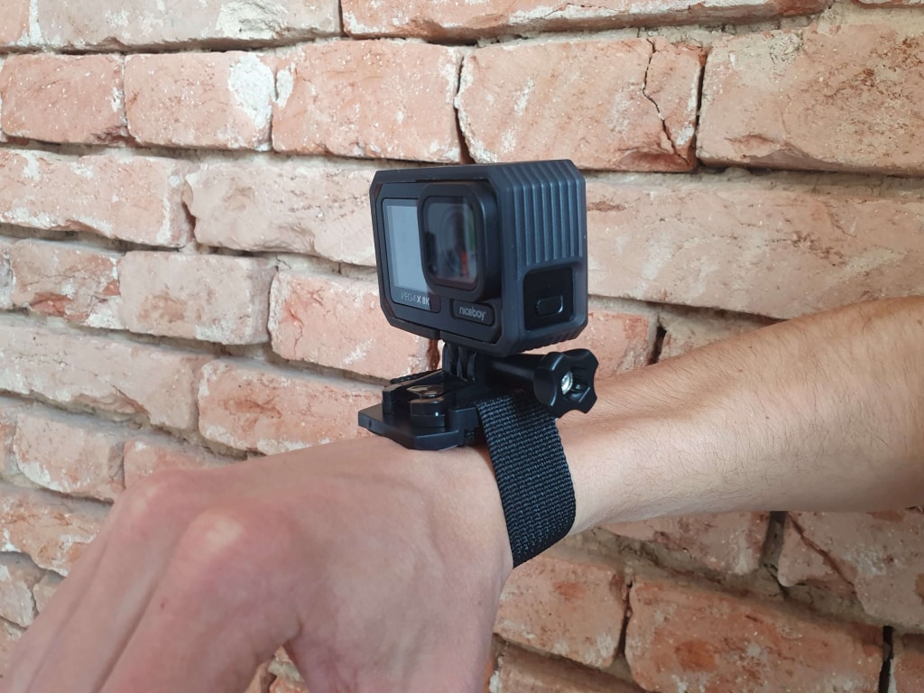 W zestawie znajduje się szeroka gama mocowań i pasków