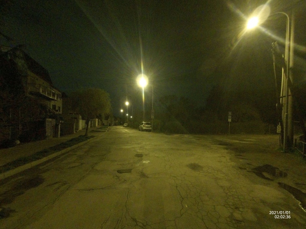 Zdjęcia nocne zawierają sporo szumów i mało szczegółów