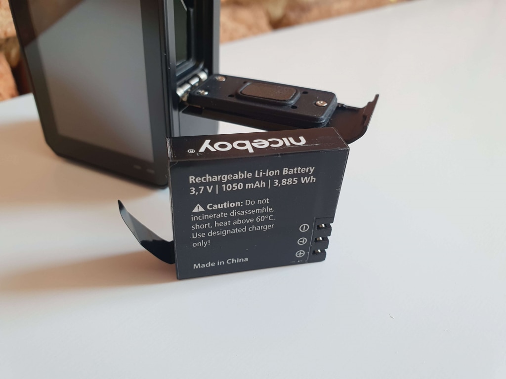 Dołączony do zestawu akumulator oferuje pojemność 1050 mAh