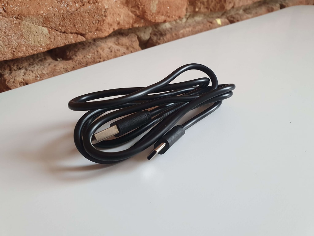 Kabel zasilający służy do ładowania i przesyłania plików