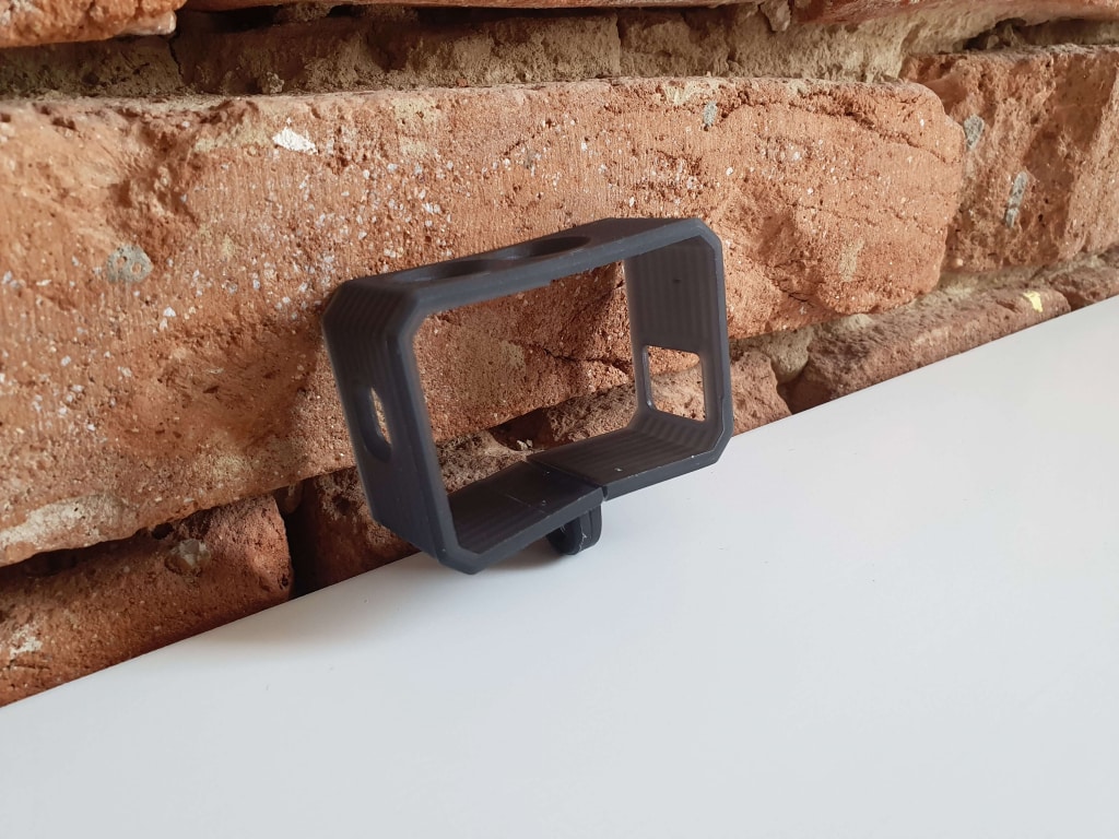 Plastikowa ramka pełni przede wszystkim rolę montażową