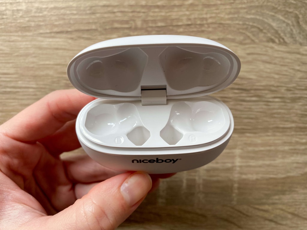 Każda słuchawka ma własną podstawkę ładującą