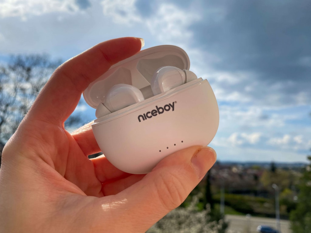 Słuchawki są odporne na deszcz i pot