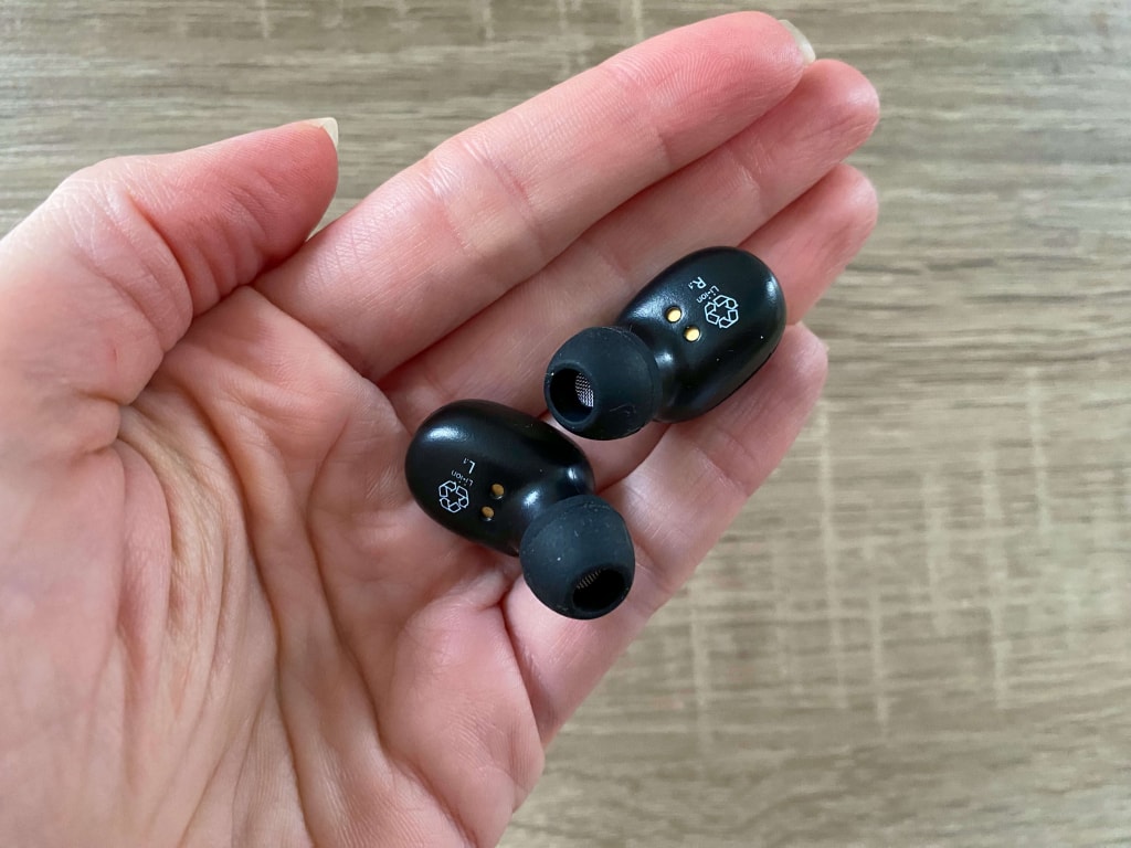 Podczas parowania należy wyjąć słuchawki z etui