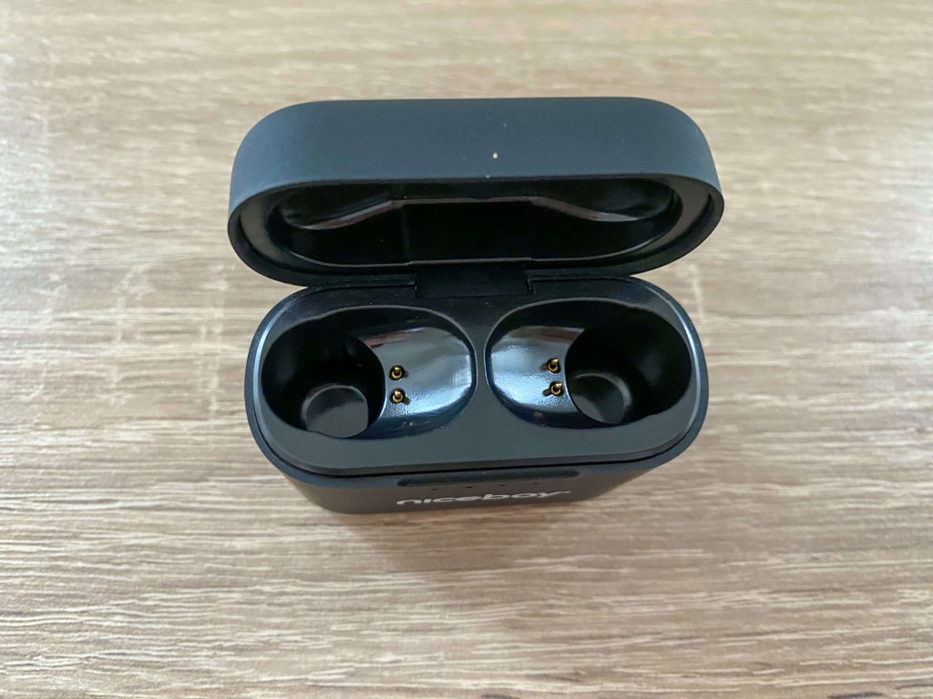 Każda słuchawka ma własną podstawkę