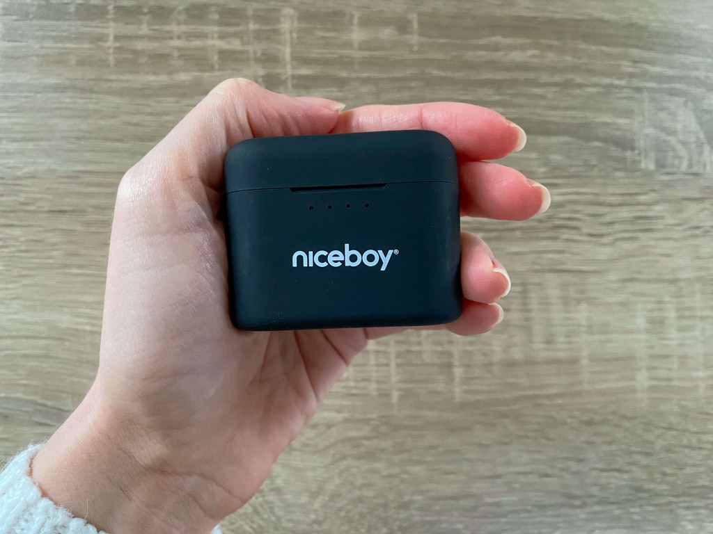 Etui ładujące mieści się w dłoni