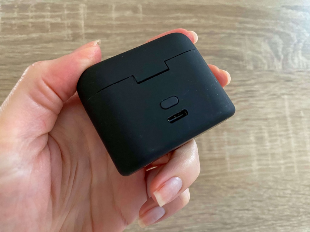 Z tyłu znajduje się przycisk