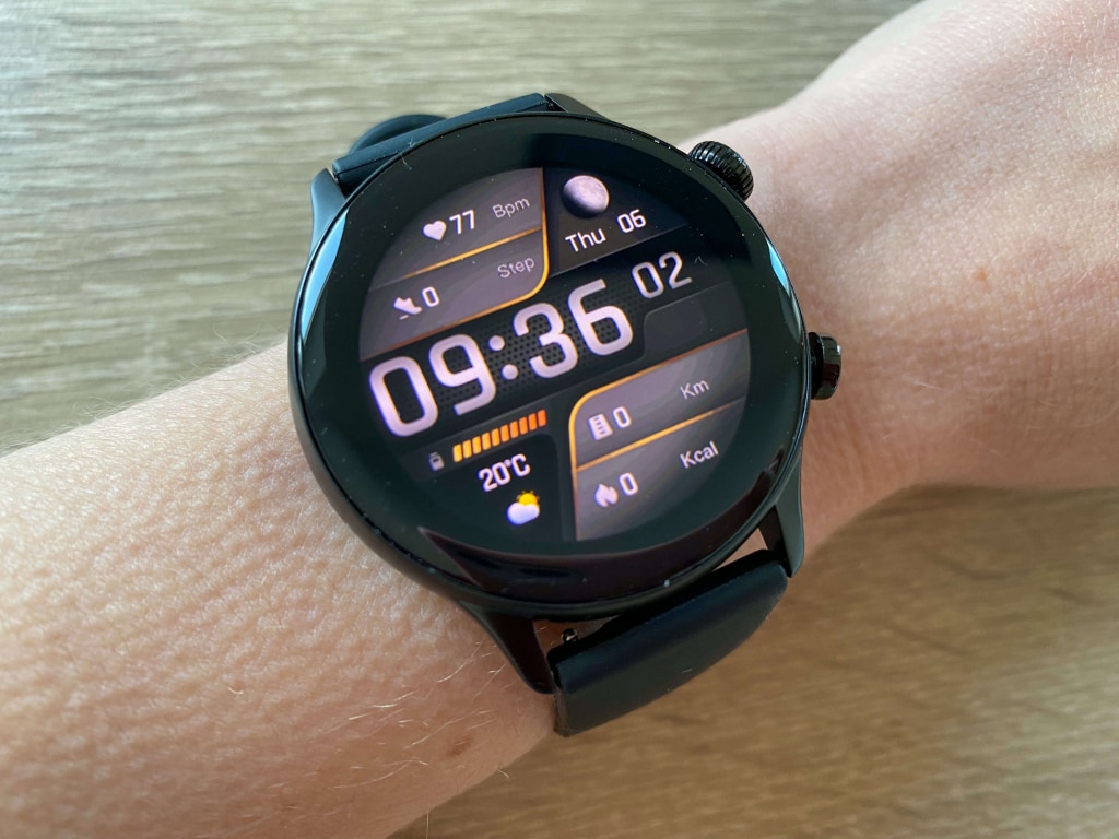 Zegarek posiada duży wyświetlacz AMOLED